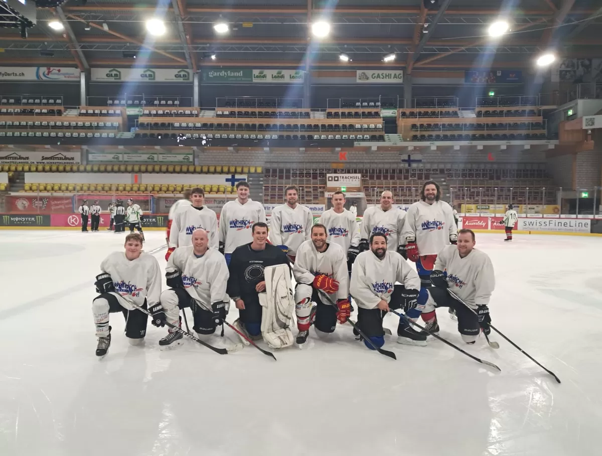 Mitarbeiter von der Zimmerei Hirschi am Firmen Hockey Turnier in Langnau i.E.