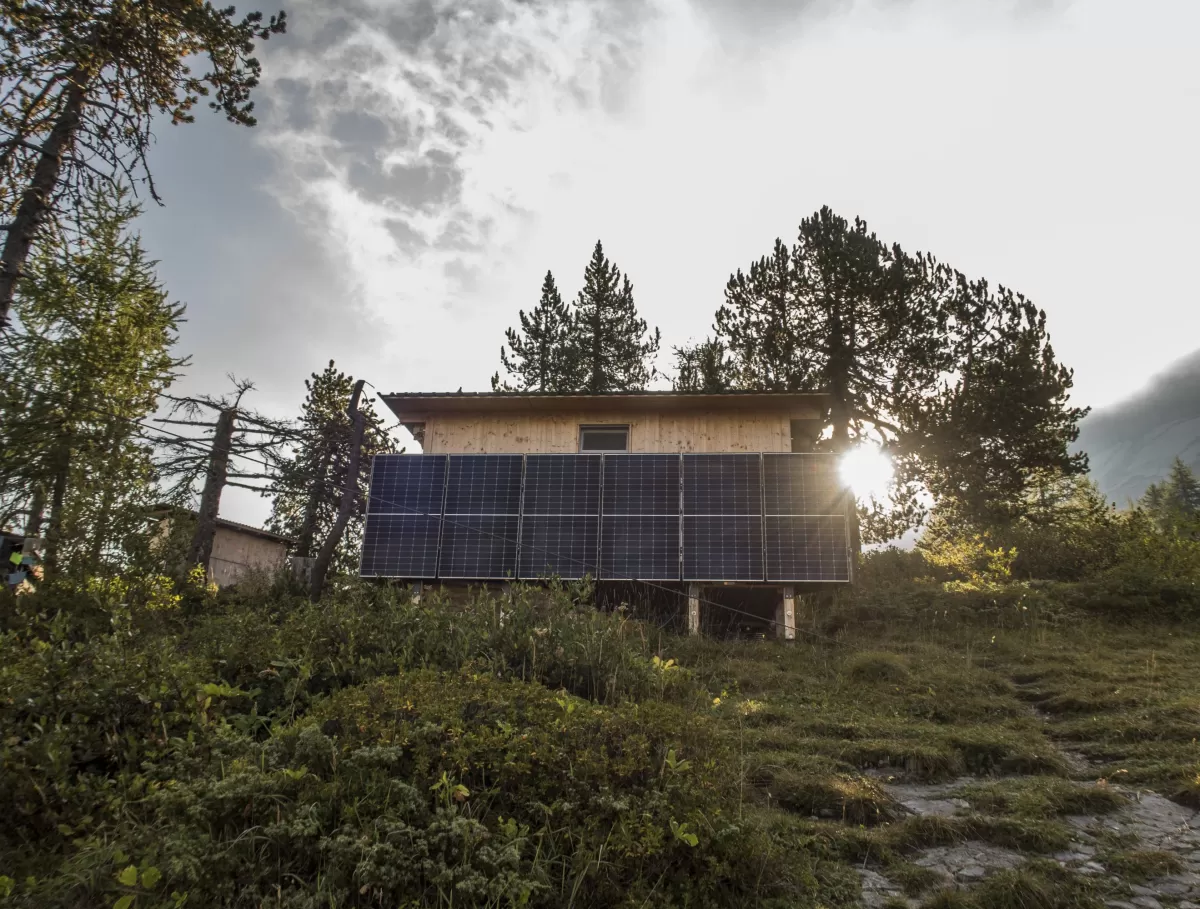 Neues Lagergebäude neben der SAC Doldenhornhütte. Das Material wurde mit dem Helikopter nach oben transportiert. Unter der Leitung von Rudolf Wüthrich konnte das Gebäude erfolgreich aufgestellt werden. Das Gebäude ist Solarbetrieben.