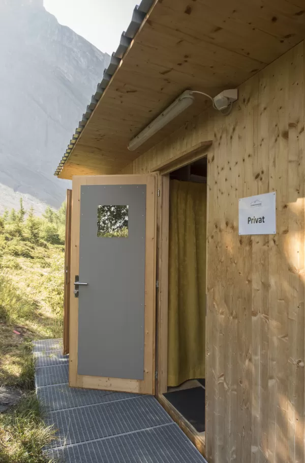 Neues Lagergebäude neben der SAC-Doldenhornhütte. Das Material wurde mit dem Helikopter nach oben transportiert. Unter der Leitung von Rudolf Wüthrich konnte das Gebäude erfolgreich aufgestellt werden. Das Gebäude ist Solarbetrieben.