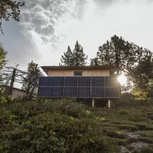 Neues Lagergebäude neben der SAC Doldenhornhütte. Das Material wurde mit dem Helikopter nach oben transportiert. Unter der Leitung von Rudolf Wüthrich konnte das Gebäude erfolgreich aufgestellt werden. Das Gebäude ist Solarbetrieben.