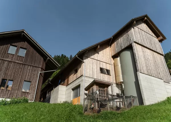 Neubau Scheune & Ökonomieteil. Im landwirtschaftlichen Anwesen ist bei allen Gebäuden, außer dem Wohnhaus und dem Auszugshaus, von einem Wirtschaftsgebäude die Rede. Der Begriff wird auch heute noch oft auch bei Neubauten von Scheunen, Ställen, Remisen und Unterständen verwendet, insbesondere im behördlichen Umfeld (Raumplanung, Baubewilligungsverfahren). Bei einem in ein Bauernhaus integrierten Stall (Wohnstallhaus) oder einer Scheune sind die Bezeichnungen Ökonomieteil bzw. Wirtschaftsteil korrekt.