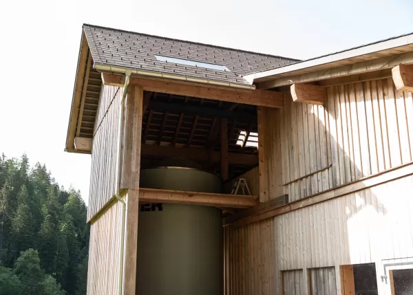 Neubau Scheune & Ökonomieteil. Im landwirtschaftlichen Anwesen ist bei allen Gebäuden, außer dem Wohnhaus und dem Auszugshaus, von einem Wirtschaftsgebäude die Rede. Der Begriff wird auch heute noch oft auch bei Neubauten von Scheunen, Ställen, Remisen und Unterständen verwendet, insbesondere im behördlichen Umfeld (Raumplanung, Baubewilligungsverfahren). Bei einem in ein Bauernhaus integrierten Stall (Wohnstallhaus) oder einer Scheune sind die Bezeichnungen Ökonomieteil bzw. Wirtschaftsteil korrekt.