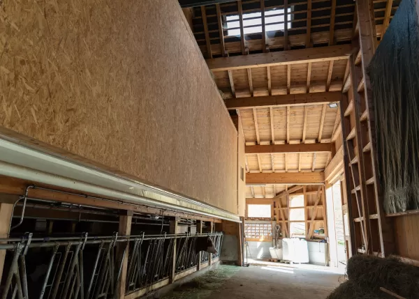 Neubau Scheune & Ökonomieteil. Im landwirtschaftlichen Anwesen ist bei allen Gebäuden, außer dem Wohnhaus und dem Auszugshaus, von einem Wirtschaftsgebäude die Rede. Der Begriff wird auch heute noch oft auch bei Neubauten von Scheunen, Ställen, Remisen und Unterständen verwendet, insbesondere im behördlichen Umfeld (Raumplanung, Baubewilligungsverfahren). Bei einem in ein Bauernhaus integrierten Stall (Wohnstallhaus) oder einer Scheune sind die Bezeichnungen Ökonomieteil bzw. Wirtschaftsteil korrekt.