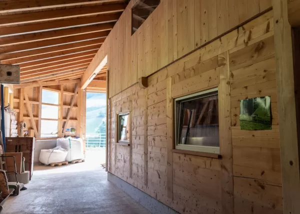 Neubau Scheune & Ökonomieteil. Im landwirtschaftlichen Anwesen ist bei allen Gebäuden, außer dem Wohnhaus und dem Auszugshaus, von einem Wirtschaftsgebäude die Rede. Der Begriff wird auch heute noch oft auch bei Neubauten von Scheunen, Ställen, Remisen und Unterständen verwendet, insbesondere im behördlichen Umfeld (Raumplanung, Baubewilligungsverfahren). Bei einem in ein Bauernhaus integrierten Stall (Wohnstallhaus) oder einer Scheune sind die Bezeichnungen Ökonomieteil bzw. Wirtschaftsteil korrekt.