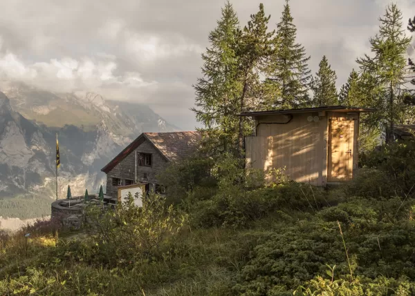Neues Lagergebäude neben der SAC-Doldenhornhütte. Das Material wurde mit dem Helikopter nach oben transportiert. Unter der Leitung von Rudolf Wüthrich konnte das Gebäude erfolgreich aufgestellt werden. Das Gebäude ist Solarbetrieben.