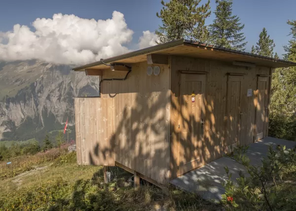 Neues Lagergebäude neben der SAC-Doldenhornhütte. Das Material wurde mit dem Helikopter nach oben transportiert. Unter der Leitung von Rudolf Wüthrich konnte das Gebäude erfolgreich aufgestellt werden. Das Gebäude ist Solarbetrieben.