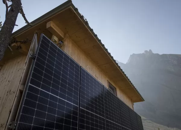 Neues Lagergebäude neben der SAC-Doldenhornhütte. Das Material wurde mit dem Helikopter nach oben transportiert. Unter der Leitung von Rudolf Wüthrich konnte das Gebäude erfolgreich aufgestellt werden. Das Gebäude ist Solarbetrieben.