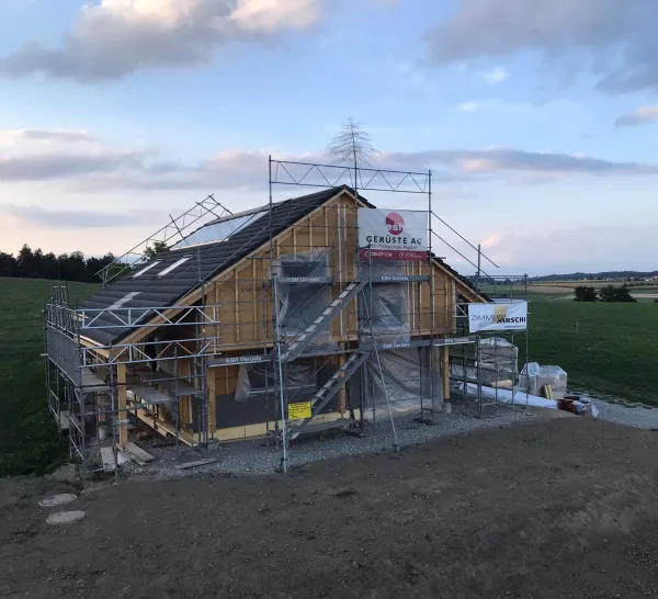 Die Planung für das Wohnhaus wurde von der Truberholz AG durchgeführt, inkl. Hangar und Umgebung.
