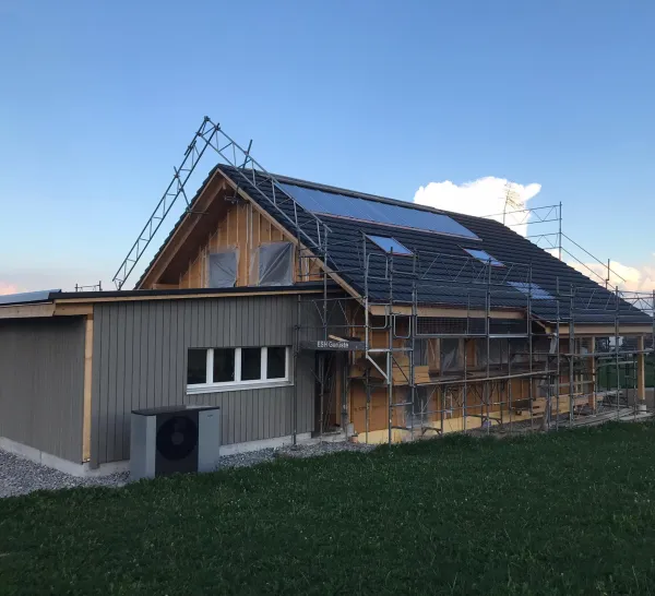 Die Planung für das Wohnhaus wurde von der Truberholz AG durchgeführt, inkl. Hangar und Umgebung.