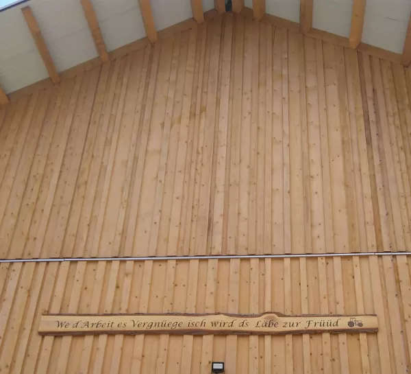 Neubau Scheune Mutterkuhhaltung Untere Knubelhütte im Eggiwil. Das Haltungssystem sollte den Anforderungen der unterschiedlichen Tierhaltungsgruppen genügen: Kälber in verschiedenen Altersstufen, Mutterkühe in den unterschiedlichsten Trächtigkeitsstadien (falls keine Blockabkalbung erfolgt), Deckbullen, Nachzucht