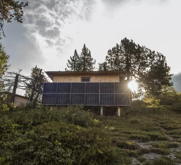 Neues Lagergebäude neben der SAC-Doldenhornhütte. Das Material wurde mit dem Helikopter nach oben transportiert. Unter der Leitung von Rudolf Wüthrich konnte das Gebäude erfolgreich aufgestellt werden. Das Gebäude ist Solarbetrieben.