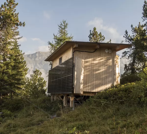 Neues Lagergebäude neben der SAC-Doldenhornhütte. Das Material wurde mit dem Helikopter nach oben transportiert. Unter der Leitung von Rudolf Wüthrich konnte das Gebäude erfolgreich aufgestellt werden. Das Gebäude ist Solarbetrieben.