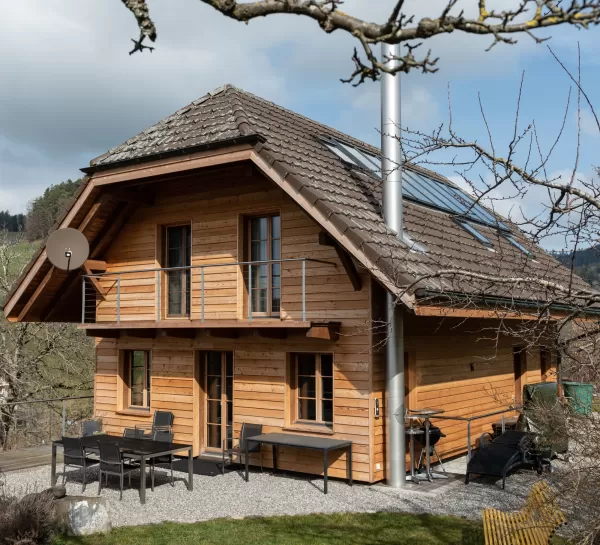 Energetische Fassadensanierung Spätestens, wenn die Aussenhülle Ihres Gebäudes erneuert werden muss, sollten Sie die Möglichkeiten einer energetischen Fassadensanierung in Betracht ziehen. Zudem lohnt sich eine moderne Fassadenerneuerung, wenn sich Ihr Gebäude gemäss GEAK in der Energieklasse E oder tiefer befindet.