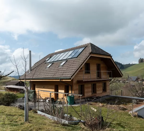 Energetische Fassadensanierung Spätestens, wenn die Aussenhülle Ihres Gebäudes erneuert werden muss, sollten Sie die Möglichkeiten einer energetischen Fassadensanierung in Betracht ziehen. Zudem lohnt sich eine moderne Fassadenerneuerung, wenn sich Ihr Gebäude gemäss GEAK in der Energieklasse E oder tiefer befindet.